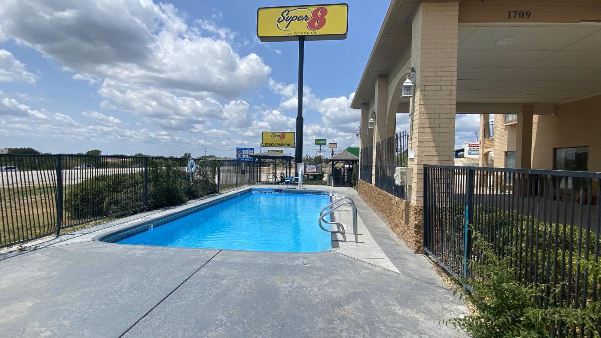 Super 8 By Wyndham Decatur Texas Hotell Exteriör bild